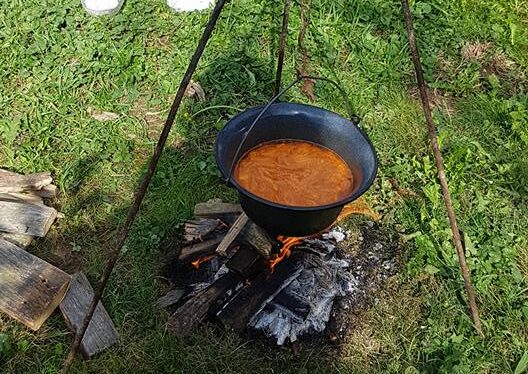 Nachtvlek steenkool Afscheiden Buiten koken op zijn Hongaars in een Hongaarse kookpot - Happymamalife